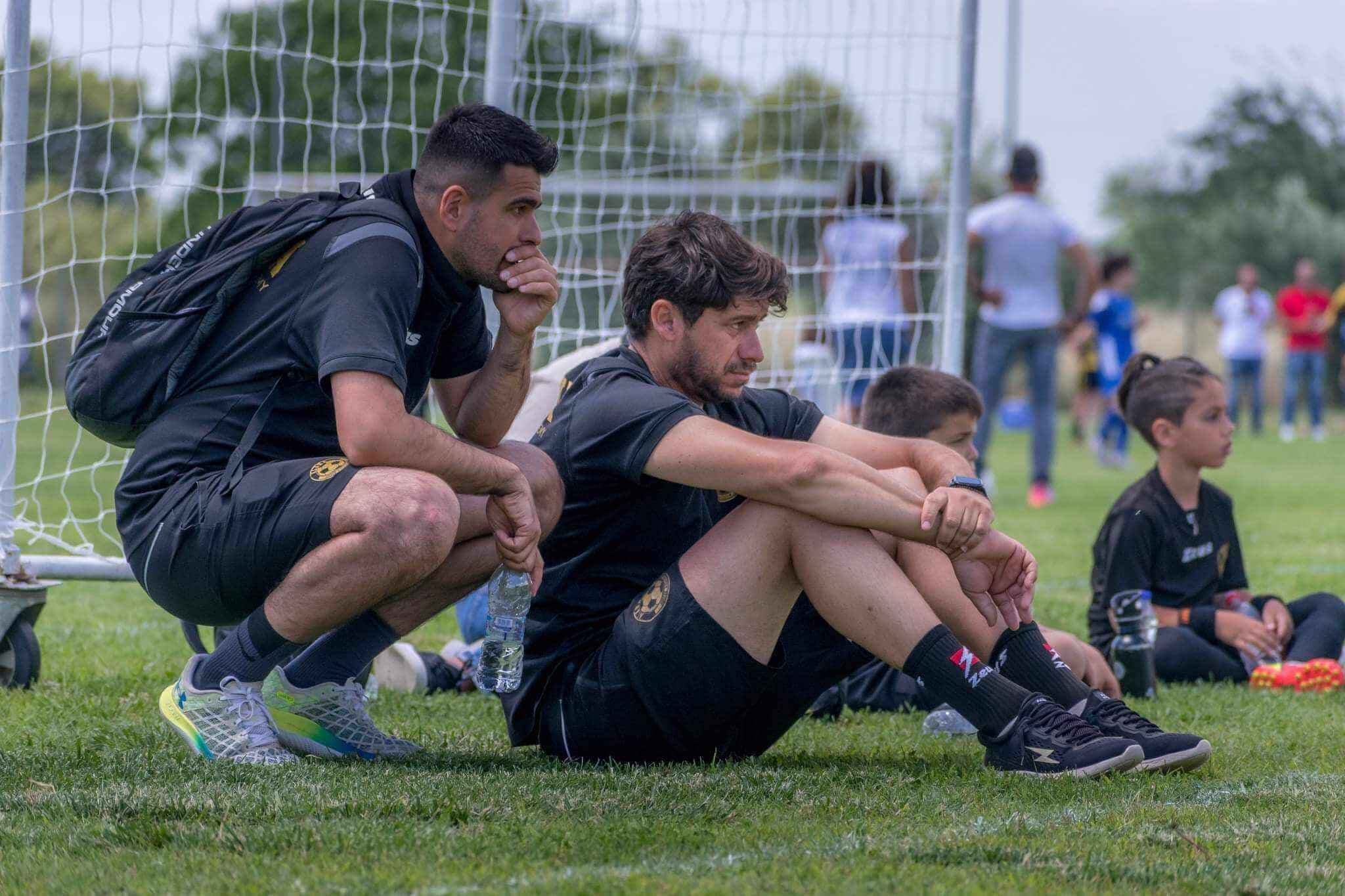 Προπονητές της Alana FC παρακολουθούν αγωνιστική δράση