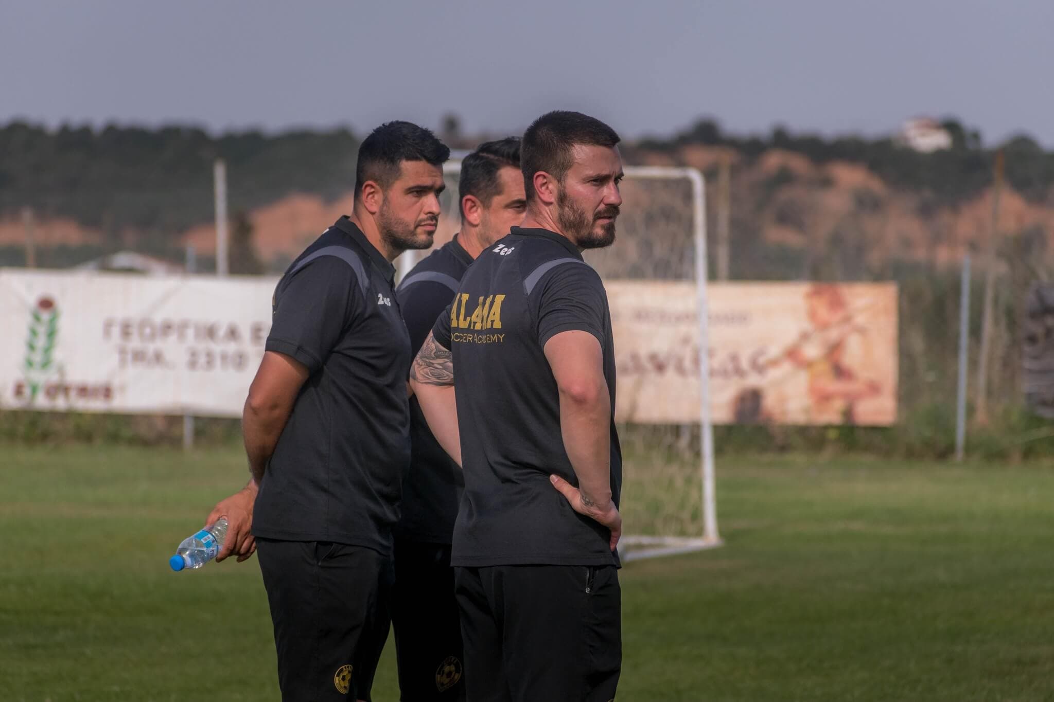 Προπονητής της Alana FC επικοινωνεί με νεαρούς αθλητές