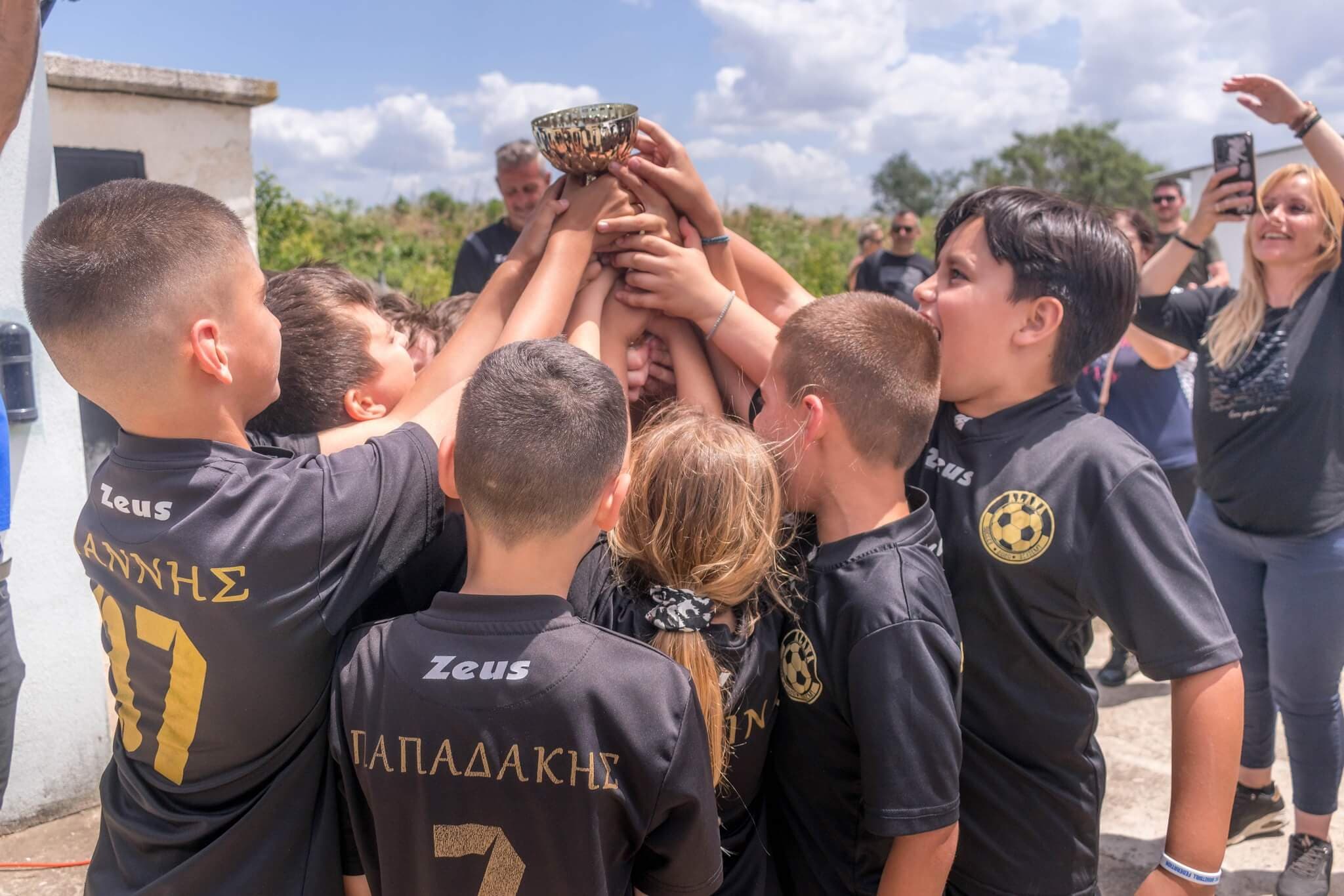 Νεαροί αθλητές της Alana FC σε αγωνιστική δράση
